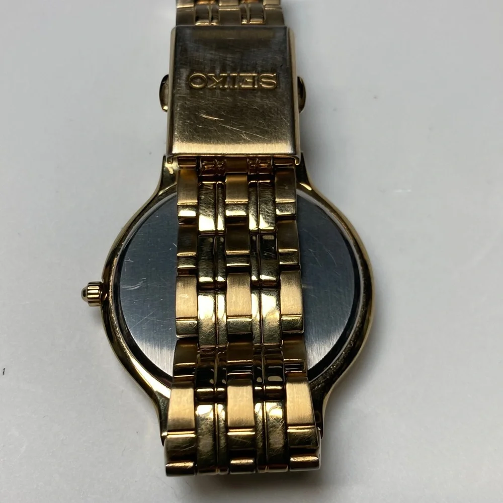 Seiko solar, V157-0AA0 R2, gold tone, white textured dial, vintage